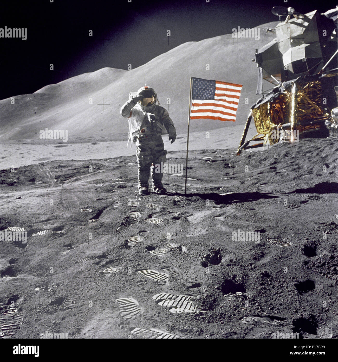 Astronaut David R. Scott, Commander, gibt einen militärischen Gruß im Stehen neben den eingesetzten US-Flagge während der Apollo 15 Lunar Surface Extra Vehicular Activity (EVA) der Hadley-Apennine Landeplatz. Die Flagge wurde gegen Ende von EVA-2 eingesetzt. Die Landefähre "Falcon" ist teilweise sichtbar auf der rechten Seite. Hadley Delta im Hintergrund erhebt sich etwa 4000 Meter (ca. 13,124 Fuß) über die Ebene. Stockfoto