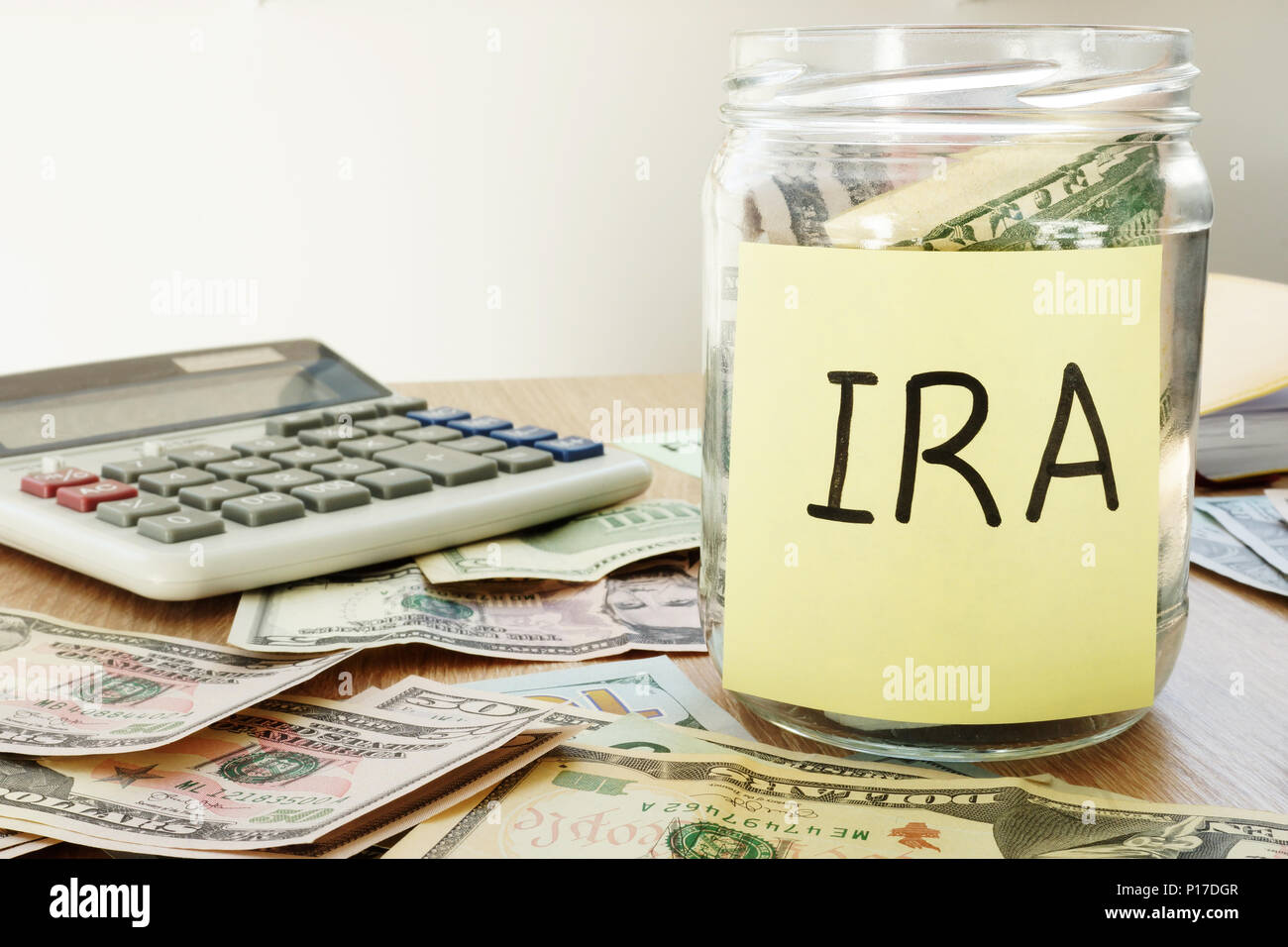 IRA auf einen Stock und Glas mit Dollar geschrieben. Stockfoto IRA auf einen Stock und Glas mit Dollar geschrieben. Stockfoto