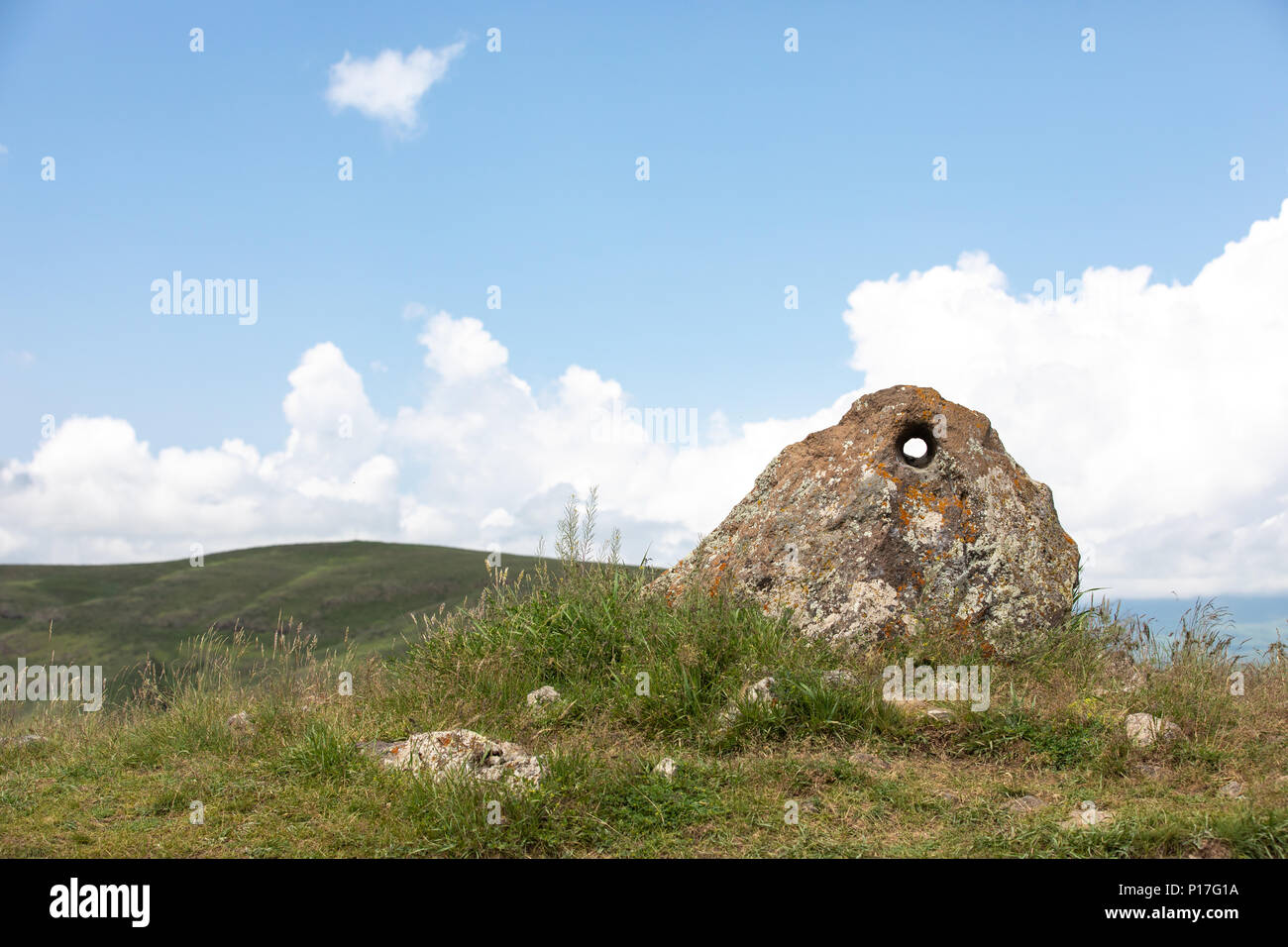 Alte steinerne Formationen in der Armenischen Stonehenge: karahunj an einem Sommertag. Sisian, Armenien. Stockfoto