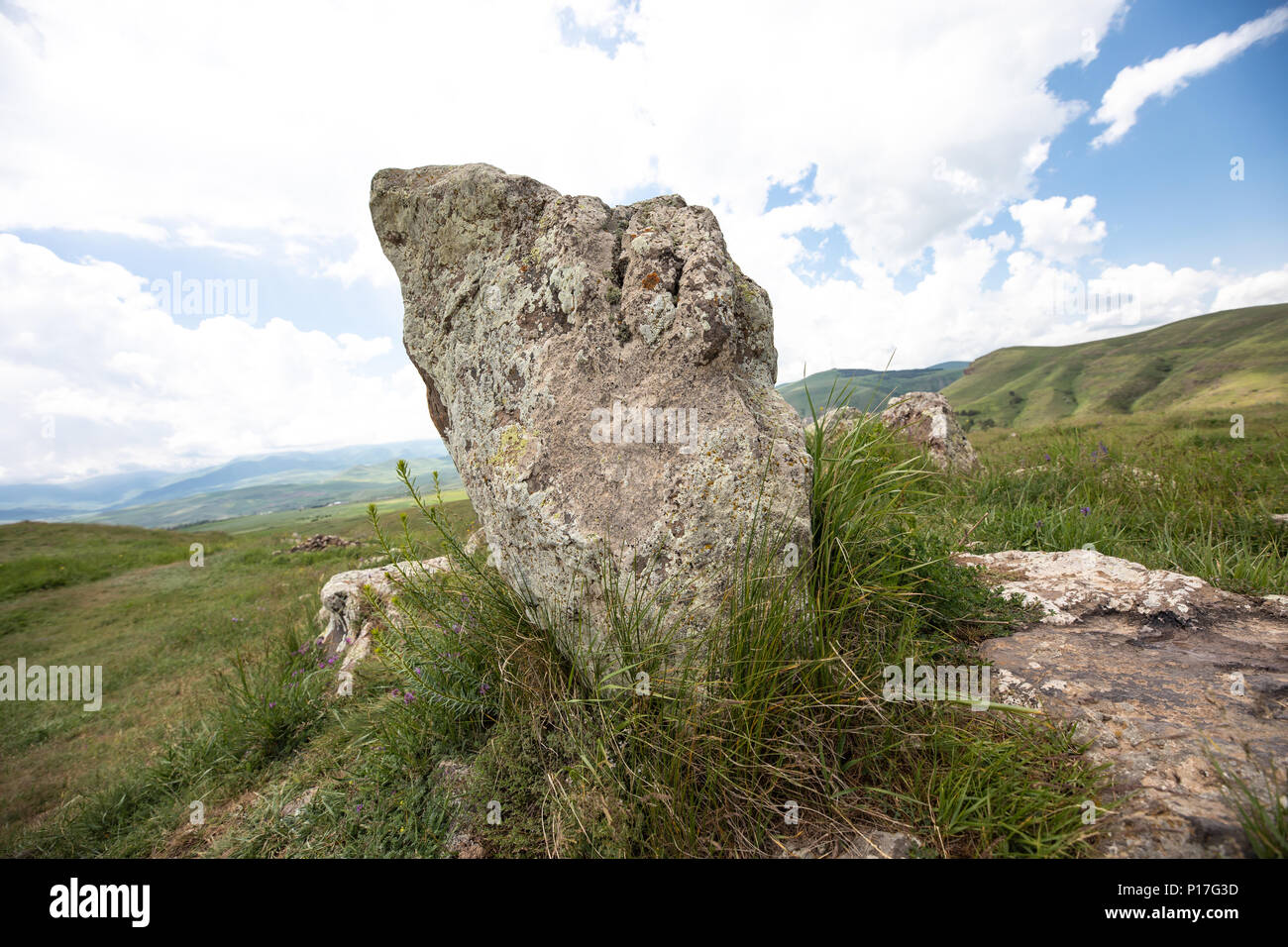 Alte steinerne Formationen in der Armenischen Stonehenge: karahunj an einem Sommertag. Sisian, Armenien. Stockfoto
