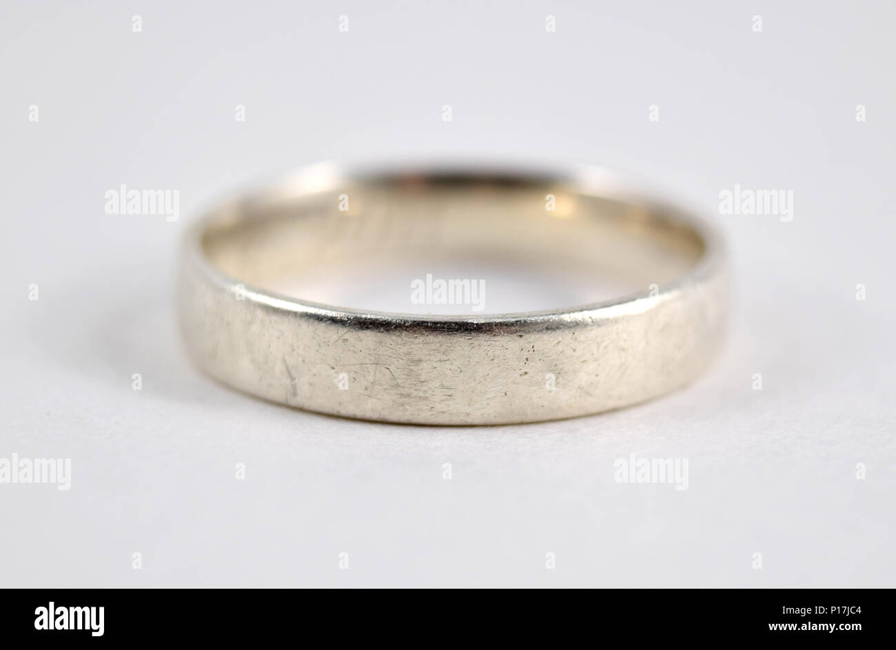 Abgewetzt und Silber Ring zerkratzt, isoliert Stockfotografie - Alamy