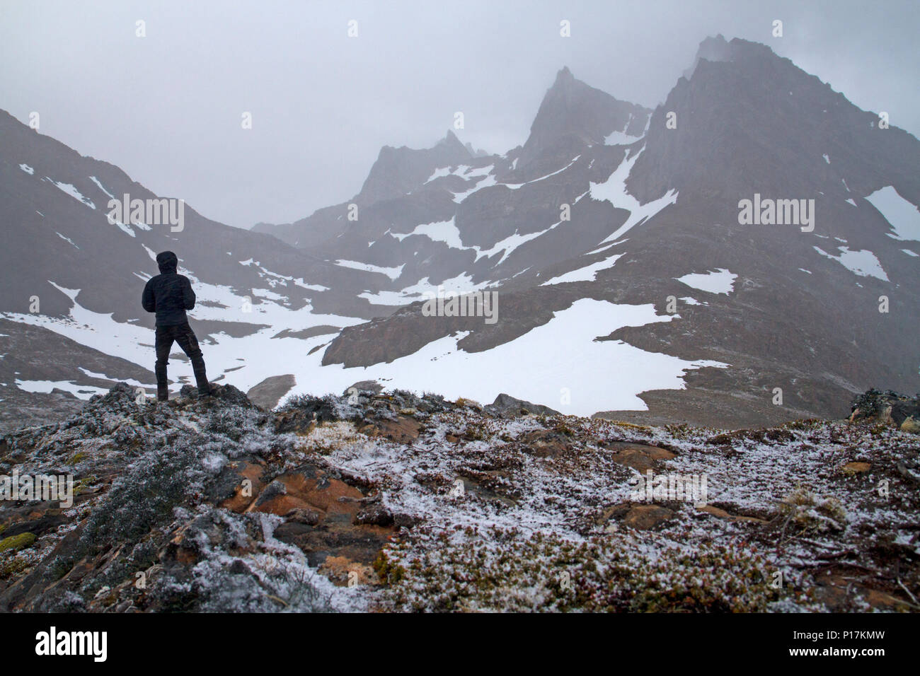 Wanderer auf die DIENTES Stromkreis im Dientes de Navarino Berge Stockfoto