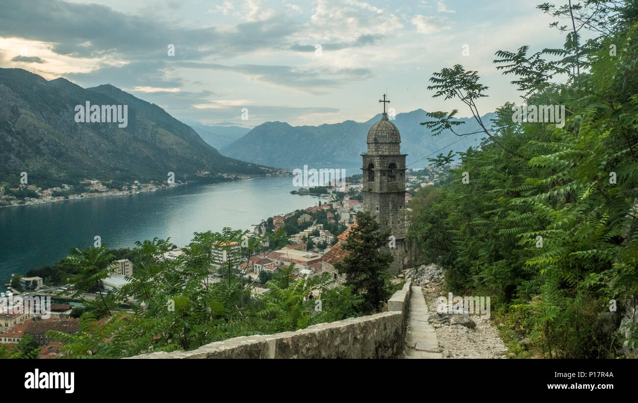 Die befestigte Stadt in einer Bucht von Kotor in Montenegro an der Adria. Stockfoto