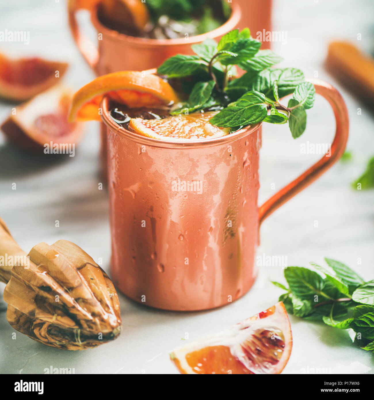 Blutorange Moscow Mule Alkohol Cocktails, Quadrat Erntegut Stockfoto