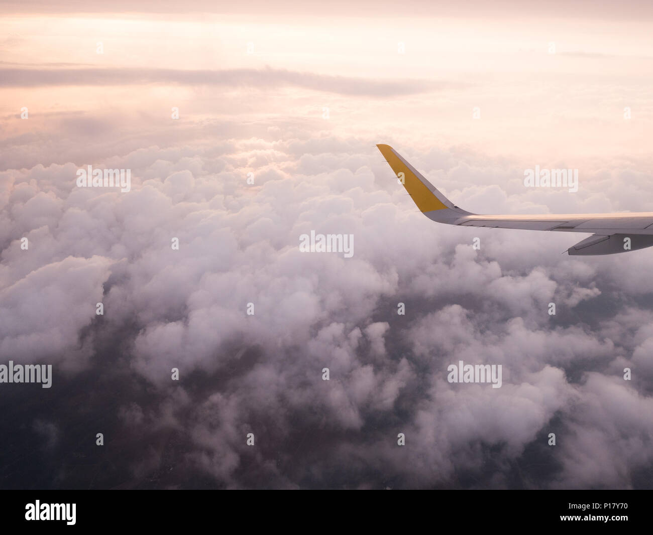 Aus dem Bullauge eines Verkehrsflugzeugs, von Valencia nach Rom links in den frühen Morgenstunden gesehen Stockfoto