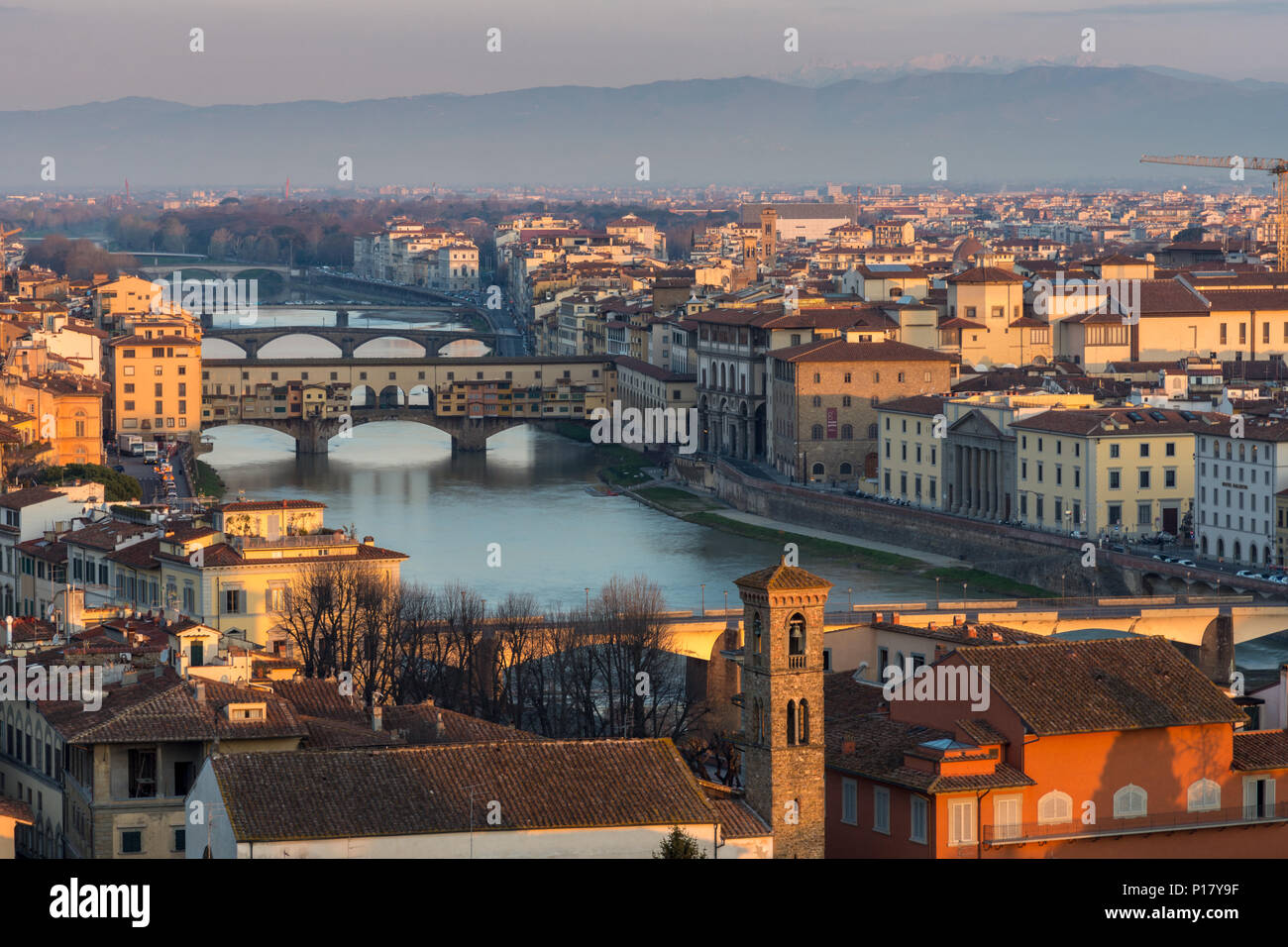 Florenz, Italien - 24. März 2018: Morgenlicht leuchtet das Stadtbild von Florenz an den Ufern des Flusses Arno, einschließlich der Sehenswürdigkeiten Ponte Vecchio bridg Stockfoto