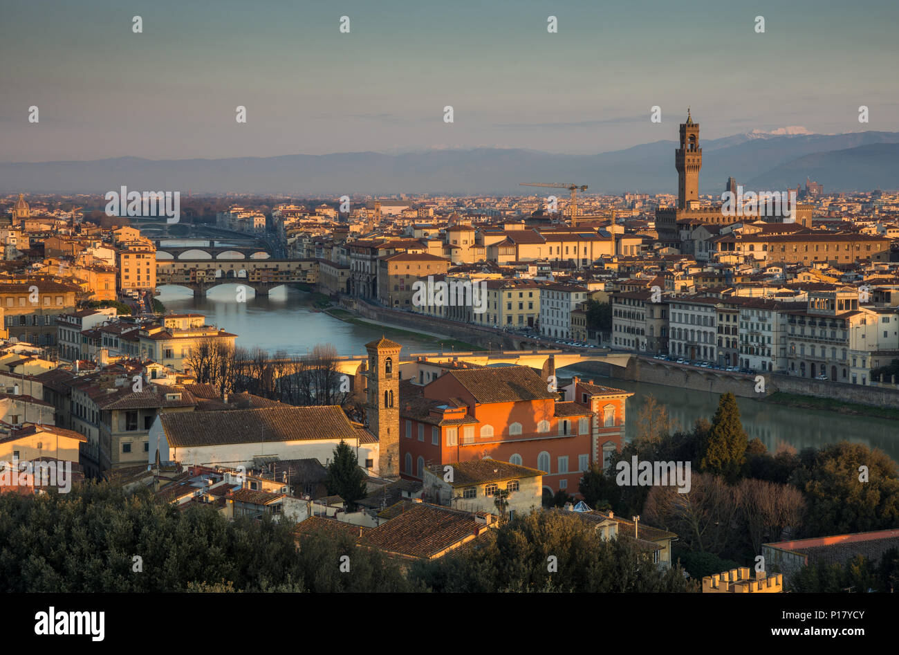 Florenz, Italien - 24. März 2018: Morgenlicht leuchtet das Stadtbild von Florenz, einschließlich der historischen Wahrzeichen der Palazzo Vecchio und Pon Stockfoto