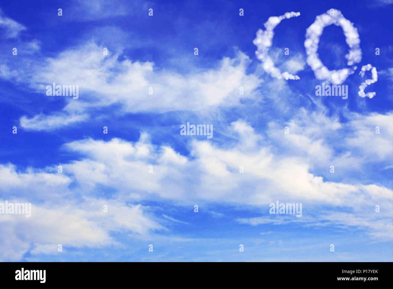 Symbol-CO2 aus Wolken am blauen Himmel Stockfoto