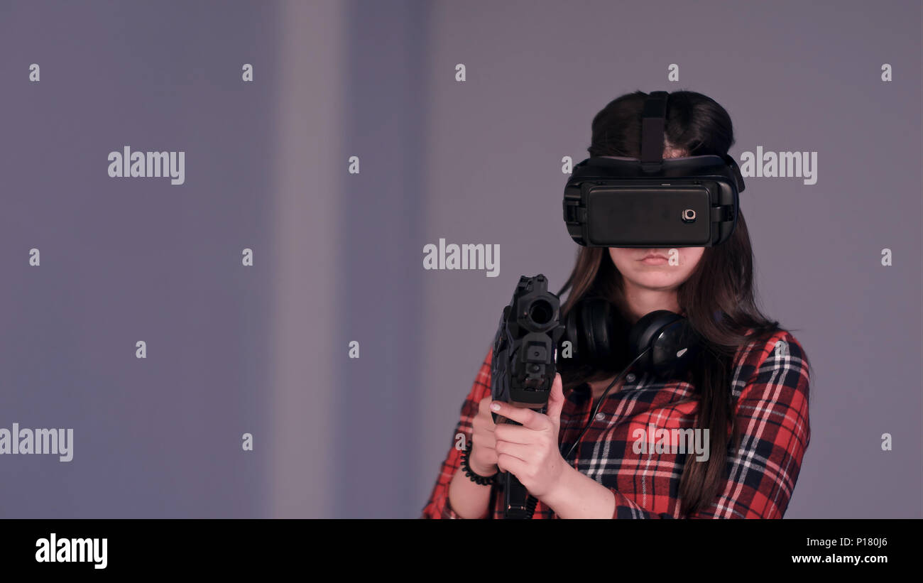 Mädchen mit Virtual reality Brillen und halten eine VR-gun Stockfoto