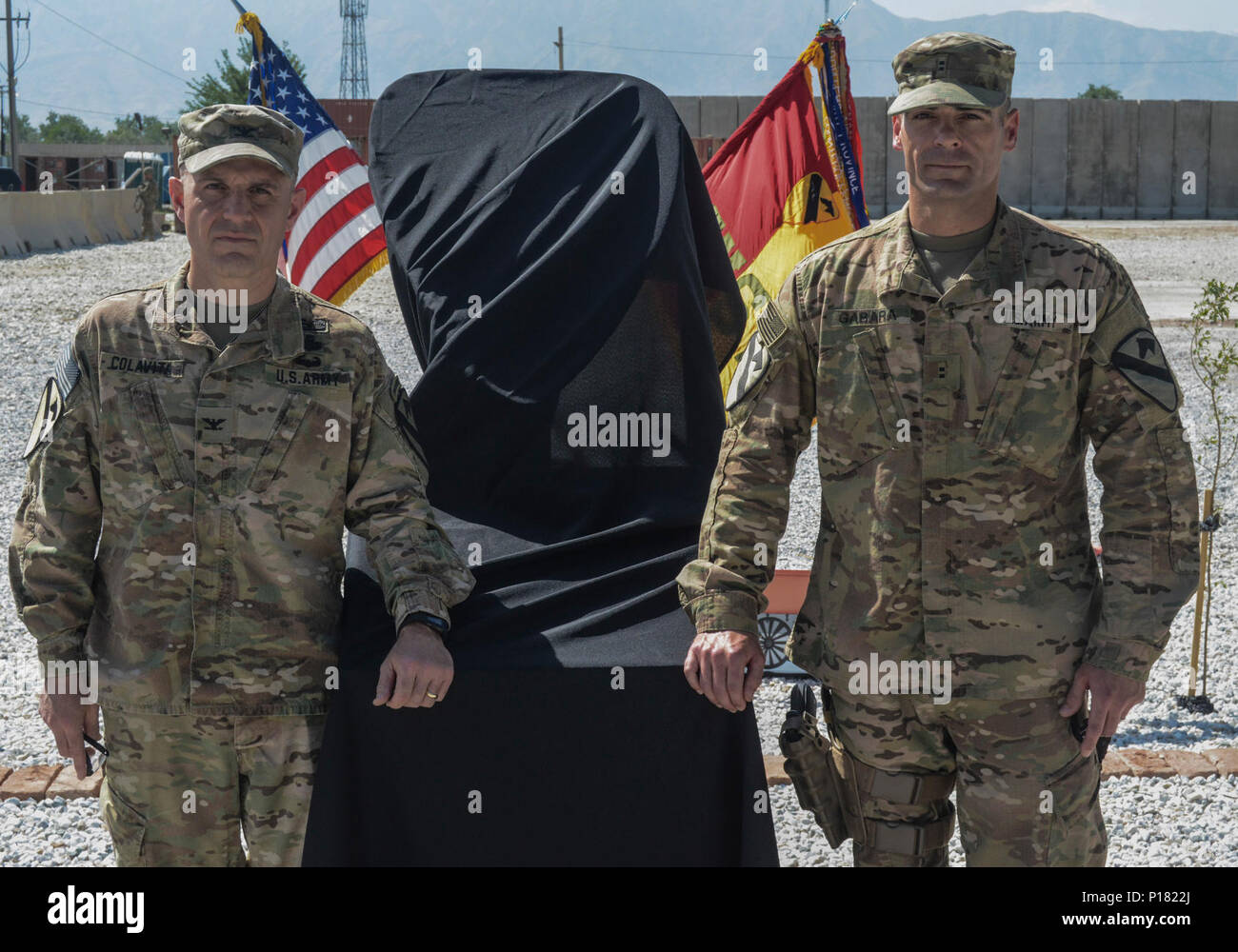 Colonel Christopher H. Colavita (links), Kommandeur, 1. Kavallerie Division entschlossene Unterstützung Sustainment Brigade (1CD RSSB) und Warrant Officer 2 Samuel Gabara, Munition Techniker, 1 CD RSSB posieren für ein Foto vor der Enthüllung der 1CD RSSB Memorial in Bagram Airfield (BAF), Afghanistan, Mai 7. Staff Sgt John W. Perry, Pfc. Tyler R. Iubelt, Oberst (Ret) Jarrold M. Reeves und Dr. Peter L. Provost wurden von einem Selbstmordattentäter auf BAF am 12. November 2016 getötet. Sgt. 1. Klasse Allan E. Brown starb an seinen Wunden 6. Dezember 2016. Stockfoto