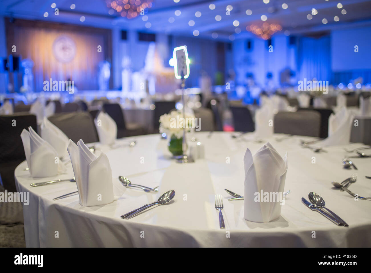 Tisch im Bankettraum eines Luxushotels. Stockfoto