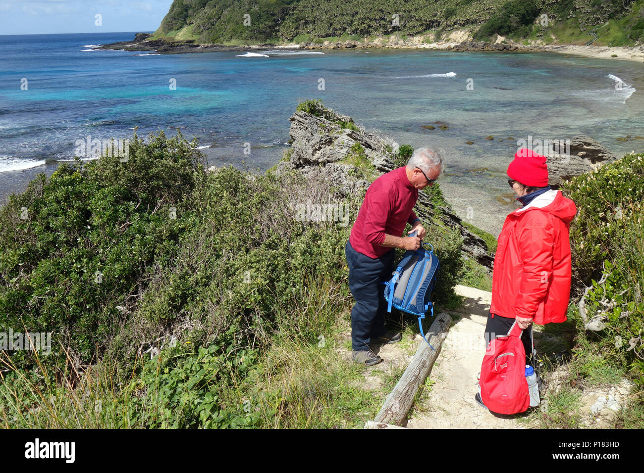 Paar mittleren Alters auf dem Weg zum nahen Strand, Lord Howe Island, NSW, Australien. Keine MR Stockfoto