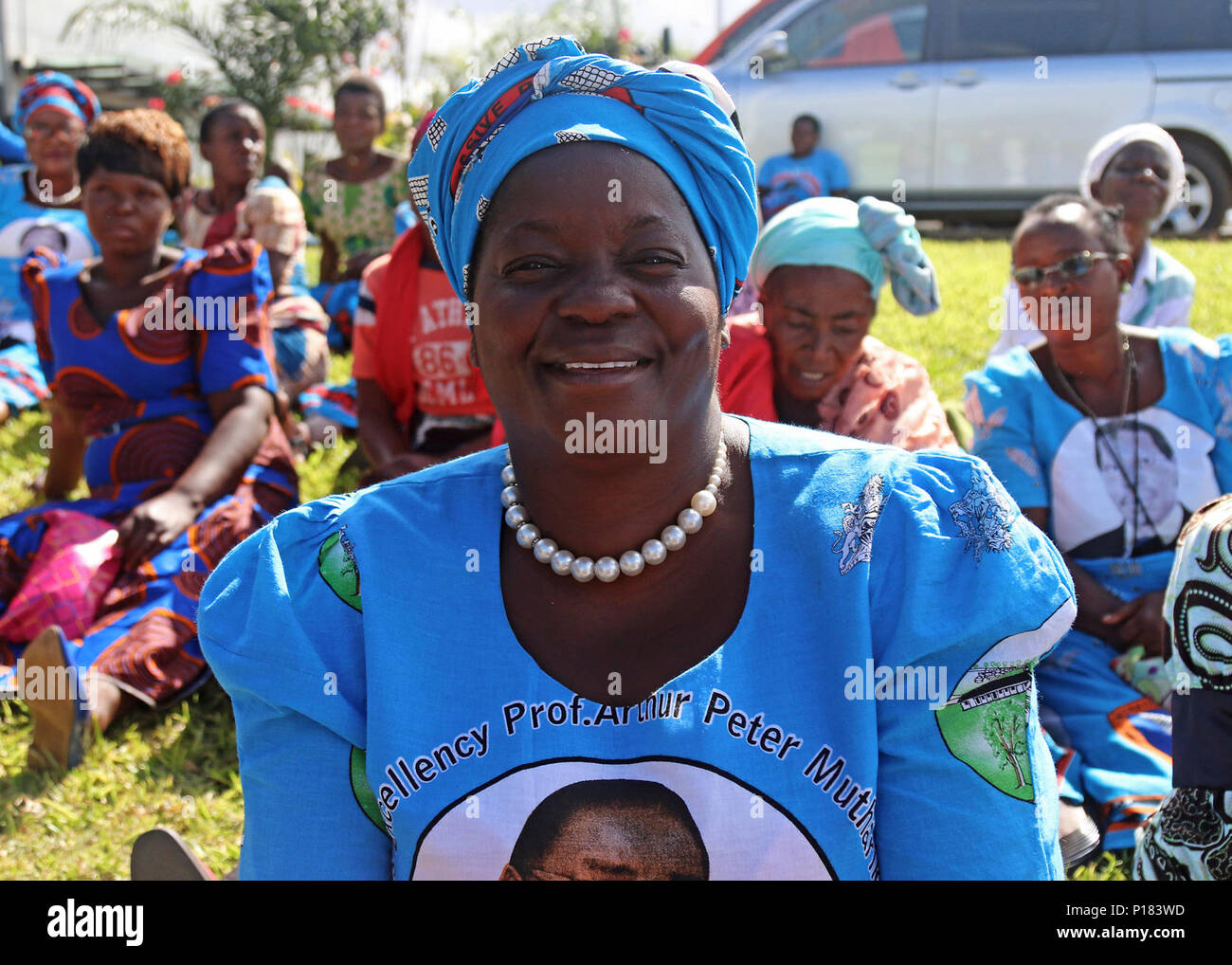 Lokale Frauen warten, saulos Klaus Chilima, Vice President von Malawi begrüßen, wenn er in dem afrikanischen Land Kräfte Gipfel Eröffnungsfeier 2017 eintrifft, afrikanisches Land Kräfte Gipfel 2017, in Lilongwe, Malawi, 8. Mai 2017. Koester ist eine jährliche, einwöchigen Seminar in dem Land Kraft Leiter aus ganz Afrika für offenen Dialog zu diskutieren und kooperative Lösungen für regionale und überregionale Herausforderungen und Bedrohungen entwickeln. Stockfoto