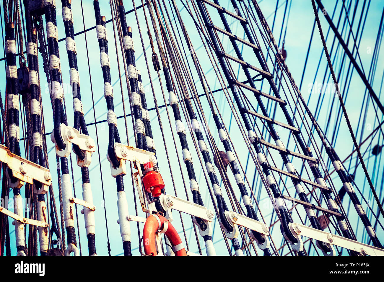 Alte Segelschiff Rigging, Farbe getonte Bild, selektive konzentrieren. Stockfoto