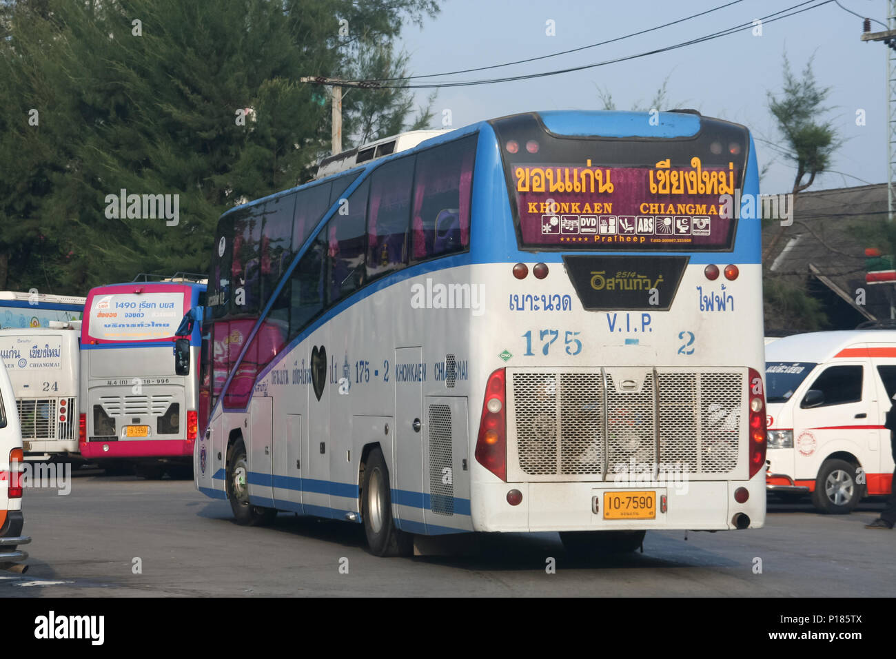 CHIANG MAI, THAILAND - 15. OKTOBER 2011: esarn Tour Company Bus Route Khonkaen und Chiangmai. Foto bei Chiangmai Busbahnhof, Thailand. Stockfoto
