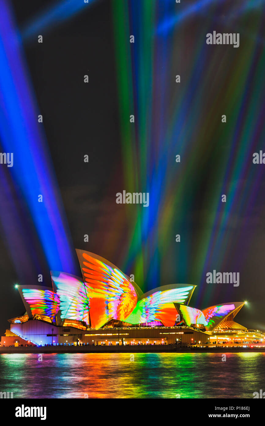 Sydney, Australien - 25. Mai, 2018: die Stadt Sydney Wahrzeichen von Sydney Opera House am Hafen am Wasser während der jährlichen Light Show aus Licht und Ideen in Brig. Stockfoto