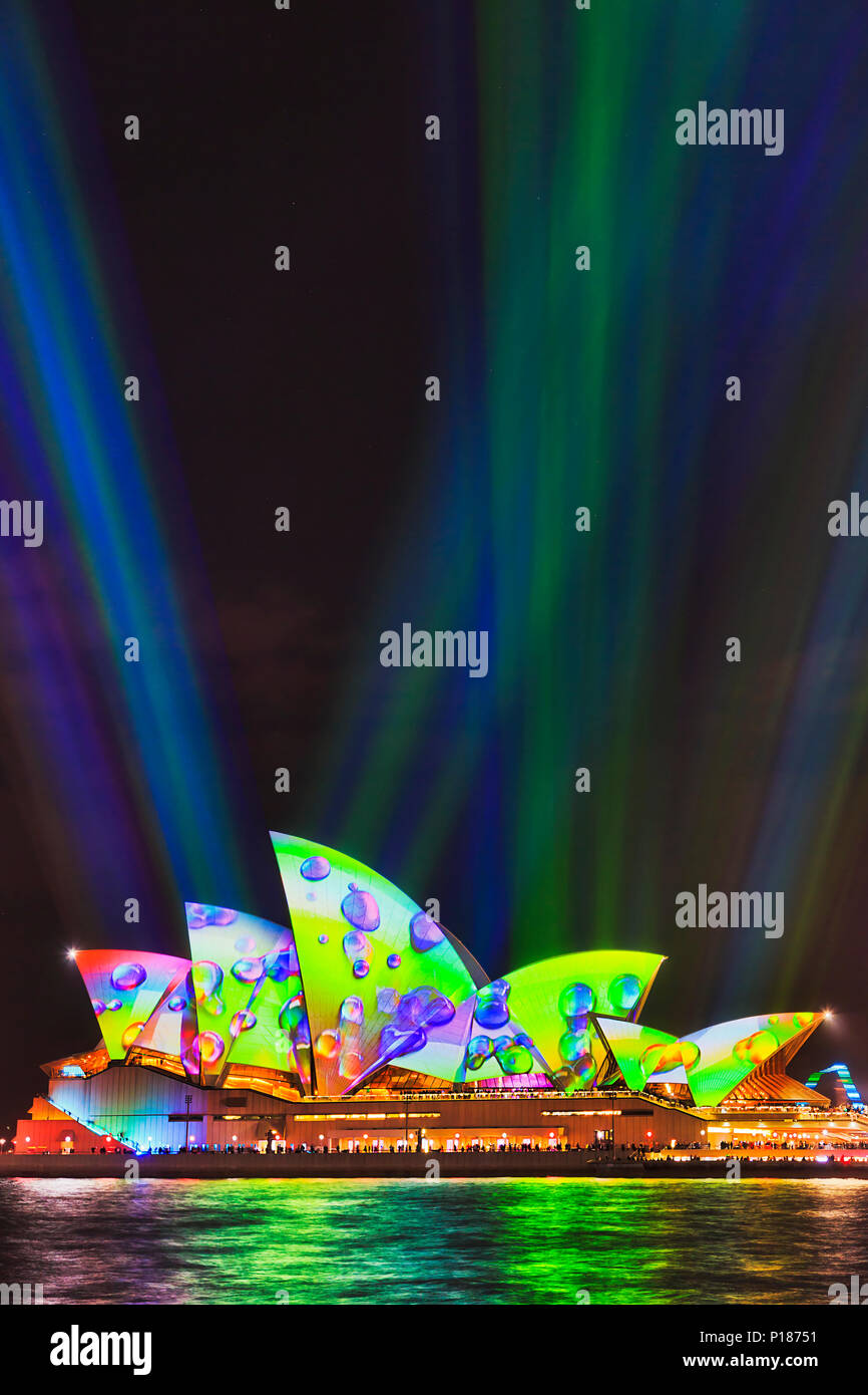 Sydney, Australien - 25. Mai, 2018: die Stadt Sydney Wahrzeichen von Sydney Opera House am Hafen Waterfront im Hochformat während der jährlichen Light Show von musi Stockfoto