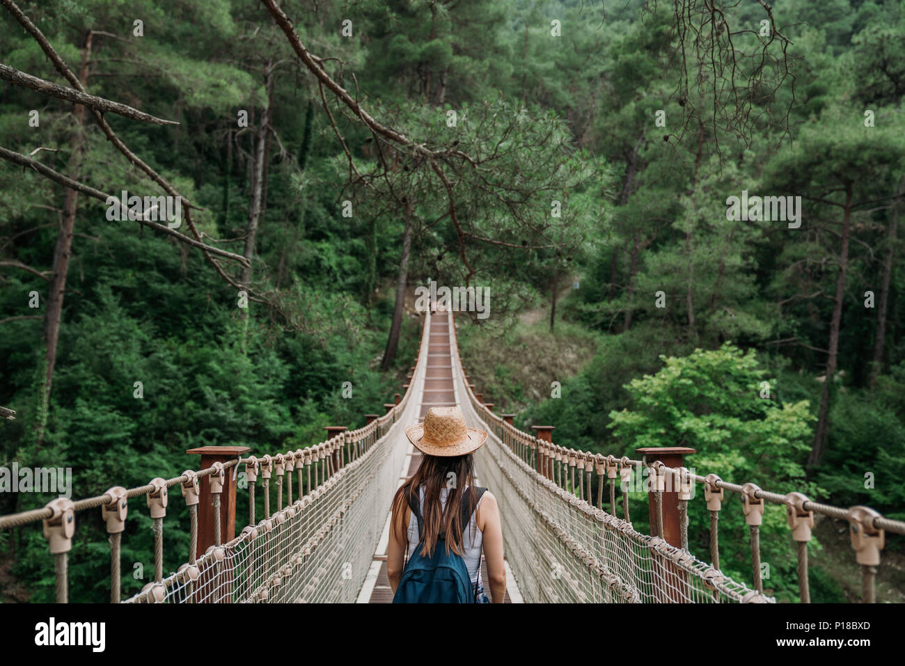 Happy Travel Frau auf Urlaub. Lustige Reisende ihre Reise geniessen und bereit für Abenteuer. Stockfoto Happy Travel Frau auf Urlaub. Lustige Reisende ihre Reise geniessen und bereit für Abenteuer. Stockfoto