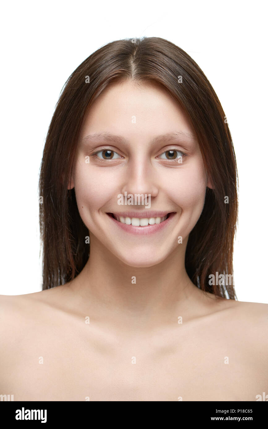 Portrait einer jungen hübschen Mädchen ohne Make up. Modell in ein  wunderschönes Gesicht mit schönen Lächeln, dicke Lippen, große Augen und  weiße Zähne. Dunkelbraunes Haar, öffnete die Schultern. White studio  Hintergrund Stockfotografie -