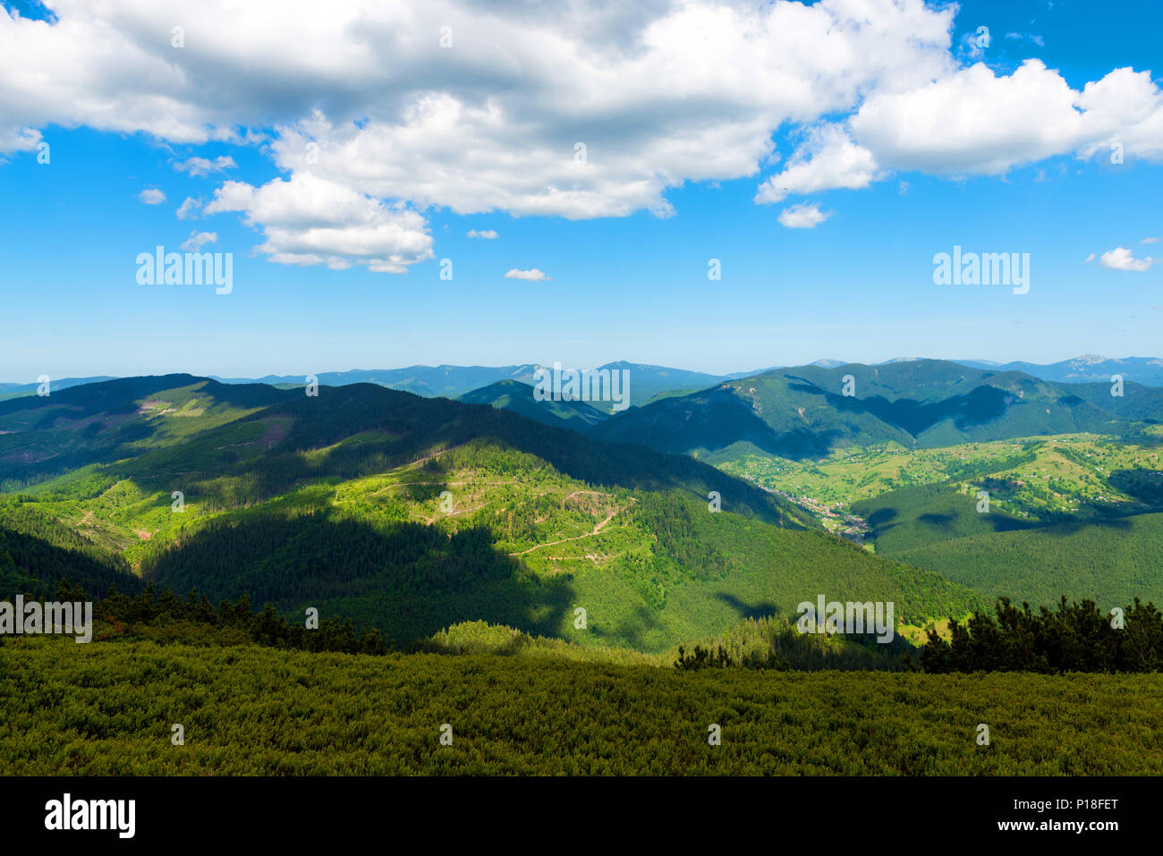Berge im Sommer sonnigen Tag mit blauem Himmel und weißen Wolken Stockfoto