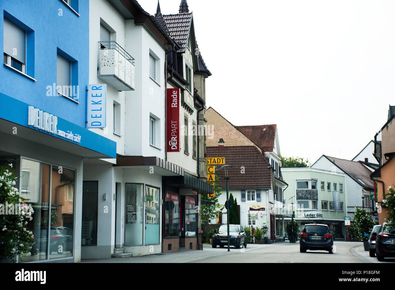 Die Leute, die auf der Straße verabschiedet Besenfeld Dorf in Seewald