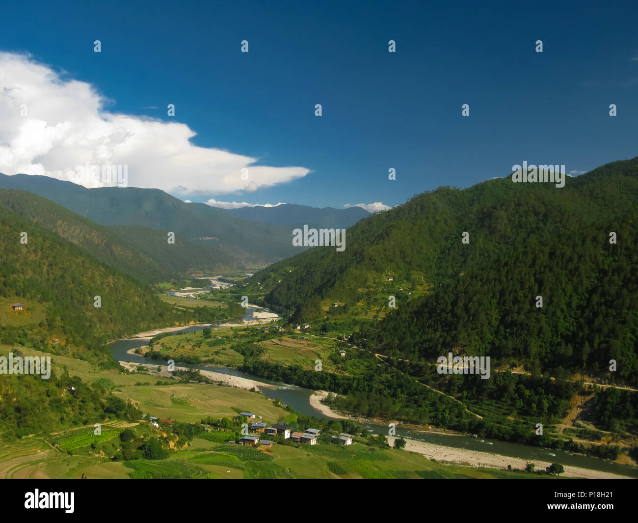 Blick auf Mo Chhu Fluss und Tal von Punakha-Wangdue Khamsum Yulley Namgyal Tempel in Bhutan Stockfoto