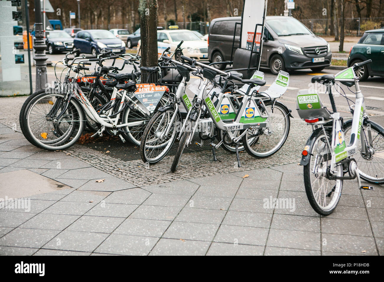 Berlin, Deutschland, 15. Februar 2018: Mieten Sie ein Fahrrad, um die Stadt zu bewegen. Eine umweltfreundliche und populäre Transportmittel in der Stadt für Einheimische und Touristen Stockfoto