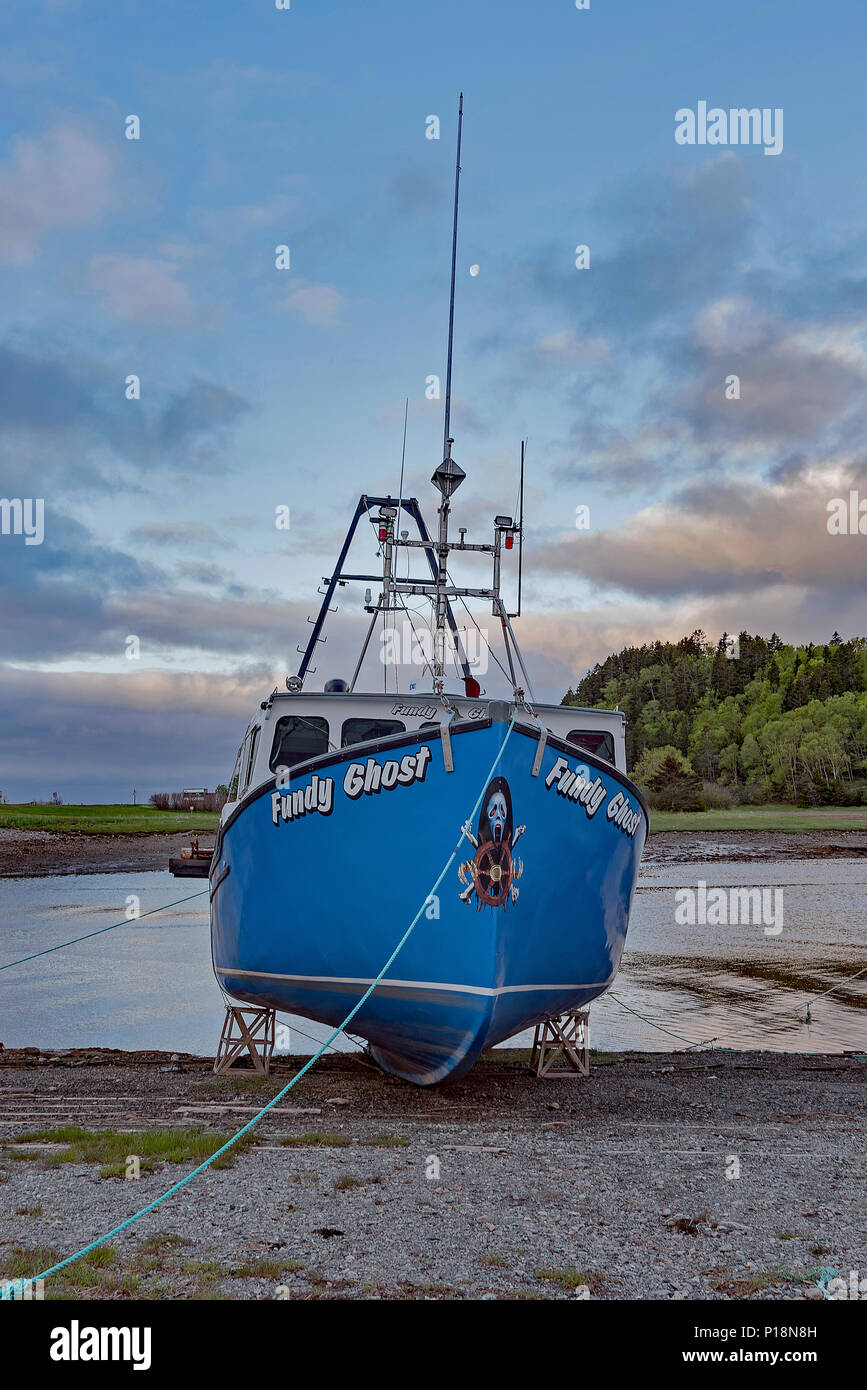 Alma angeln Boot bei Ebbe mit Mond neben dem Mast. Stockfoto
