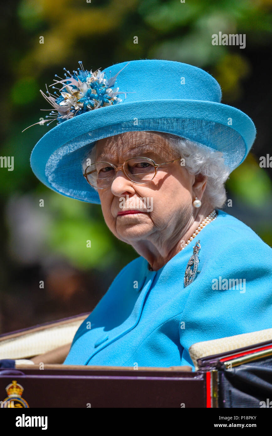 The Queen at Trooping the Colour 2018 im blauen Angela Kelly Design-Outfit Stockfoto