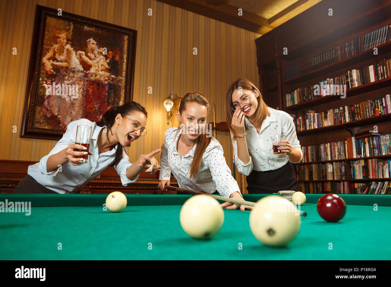 Junge Frauen spielen Billard im Büro nach der Arbeit Stockfotografie - Alamy