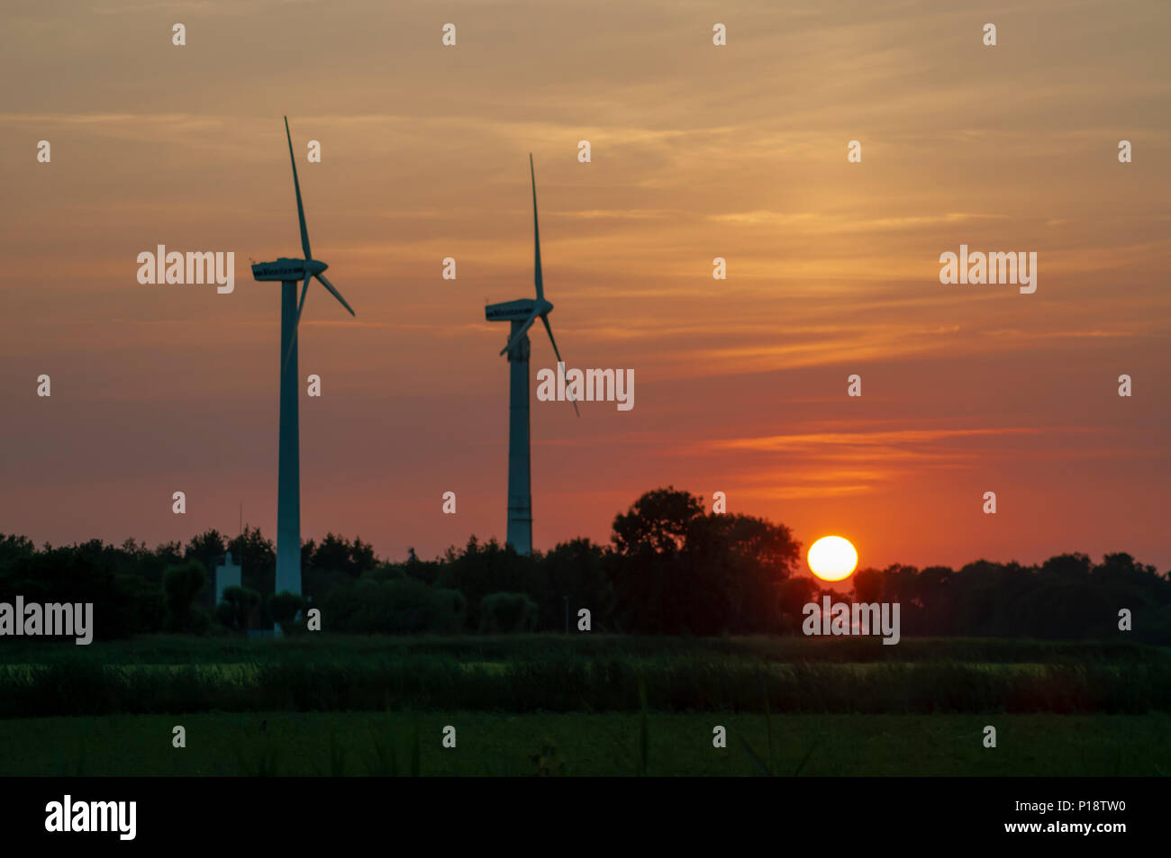 DE - Windräder im Sonnenuntergang von Wiefelstede Stockfoto