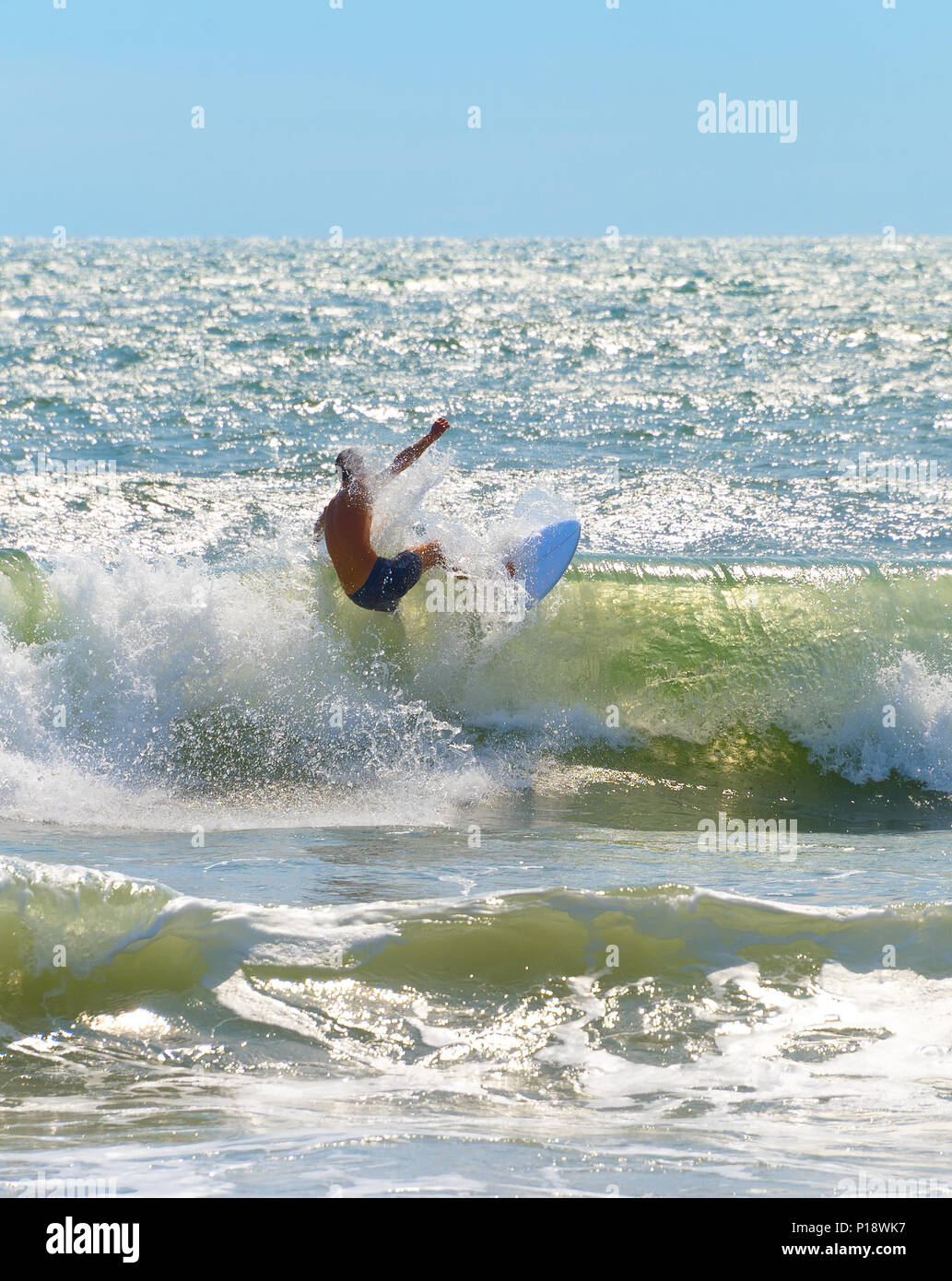 Surfer Surfen eine Welle. Nicht erkennbare Person. Die Insel Bali Stockfoto