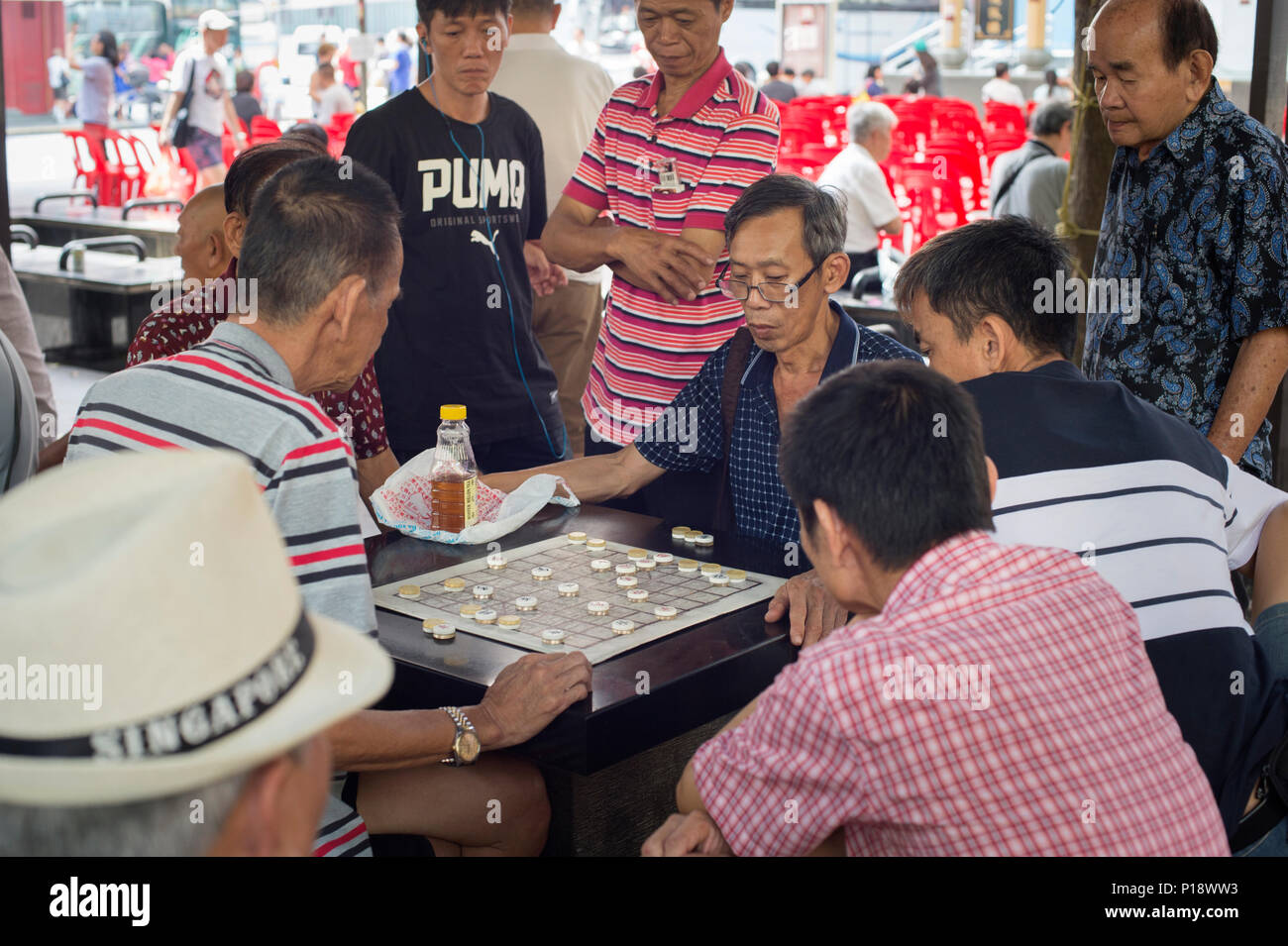 Singapur - Feb 17, 2017: Männer spielen Steine auf eine Straße von Chinatown in Singapur. Ethnische Chinesen begann sich in Chinatown ca. 1820 Stockfoto
