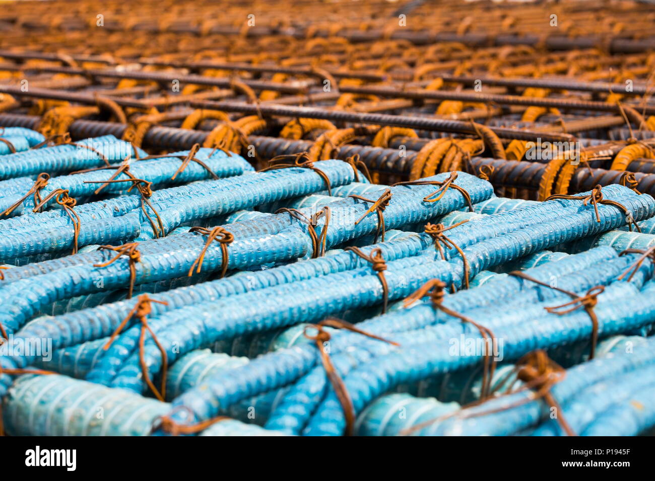 Nahaufnahme von blauem Stahlbeschichtungsmaterial für Konstruktionszwecke. Stockfoto