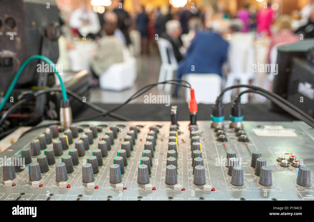 DJ-Soundkarte bei der Arbeit weiß sind die Gäste speisen. Selektiver Fokus Stockfoto