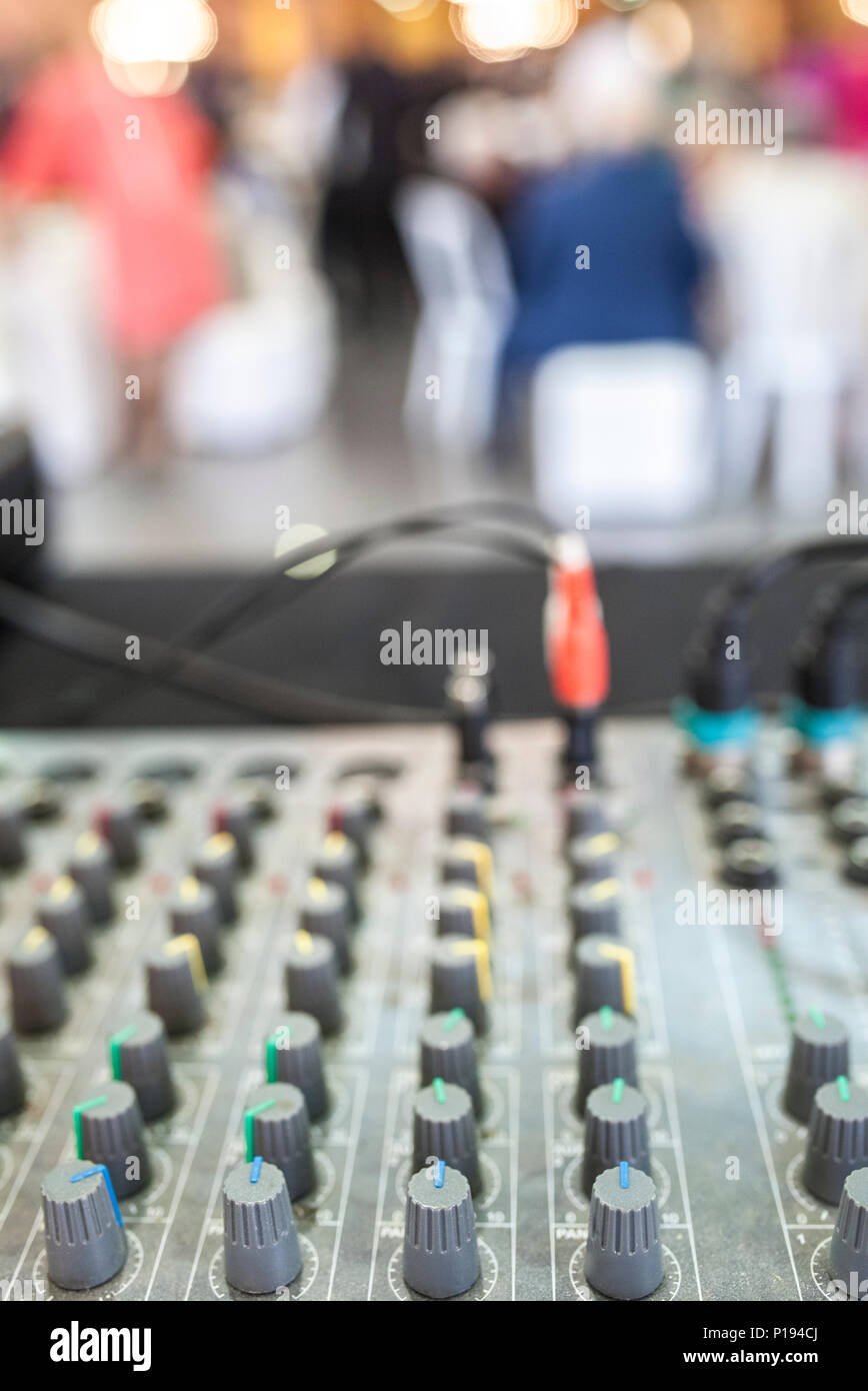 DJ-Soundkarte bei der Arbeit weiß sind die Gäste speisen. Selektiver Fokus Stockfoto