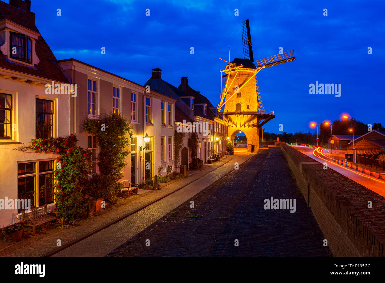 Windmühle in Wijk bij Duurstede Niederlande bei Dämmerung Stockfoto
