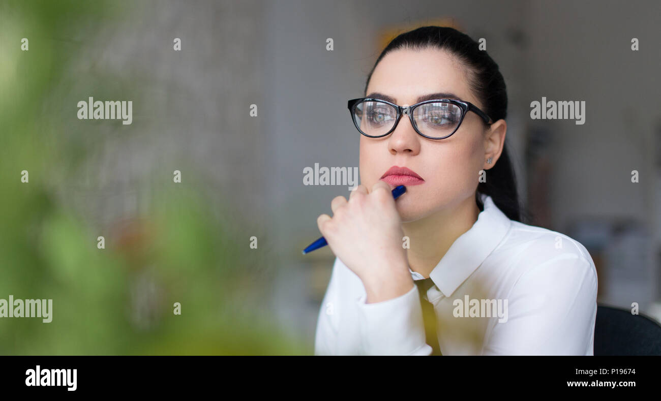 Junge kaukasier Geschäftsfrau Denken im Büro portrait Stockfoto