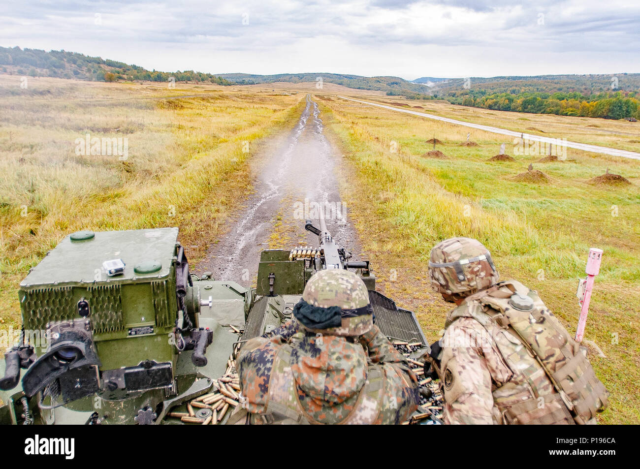 Ein slowakischer Soldaten schießt ein M2 .50 Kaliber Maschine Gewehr auf eine Truppe ächten, 4 Staffel, 2. Reiterregiment Stryker, acht Rädern gepanzerten Fahrzeug, während der Slowakischen Shield 2016 live Fire Training der 4. Oktober 2016 ein vielseitiges Angebot im Truppenübungsplatz Damit, Slowakische Republik Verständnis Waffen der NATO-Verbündeten ist von entscheidender Bedeutung für die Interoperabilität von US-amerikanischen und alliierten Truppen während des Trainings oder einer NATO-Mission montiert. (U.S. Armee Foto: Staff Sgt. Micha VanDyke, 24 Drücken Sie die Lager/Freigegeben) Stockfoto