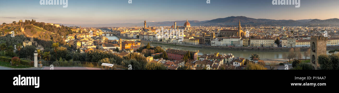Florenz, Italien - 24. März 2018: Morgenlicht leuchtet das Stadtbild von Florenz, einschließlich der historischen Sehenswürdigkeiten von Ponte Vecchio, Palazzo Vecc Stockfoto