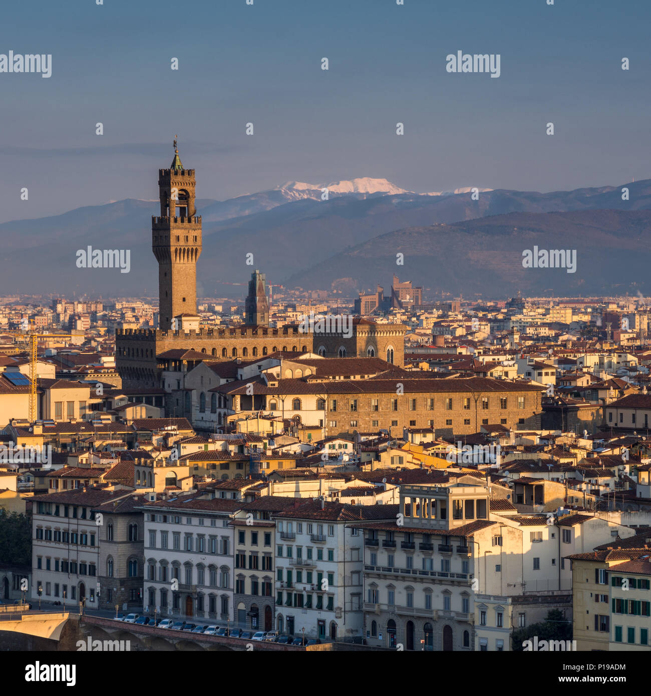 Florenz, Italien - 24. März 2018: Morgenlicht leuchtet das Stadtbild von Florenz, darunter das historische Wahrzeichen der Palazzo Vecchio. Stockfoto