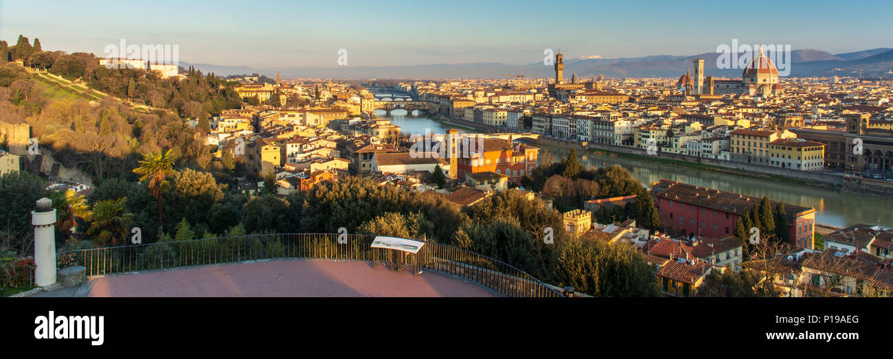 Florenz, Italien - 24. März 2018: Morgenlicht leuchtet das Stadtbild von Florenz, einschließlich der historischen Sehenswürdigkeiten von Ponte Vecchio, Palazzo Vecc Stockfoto
