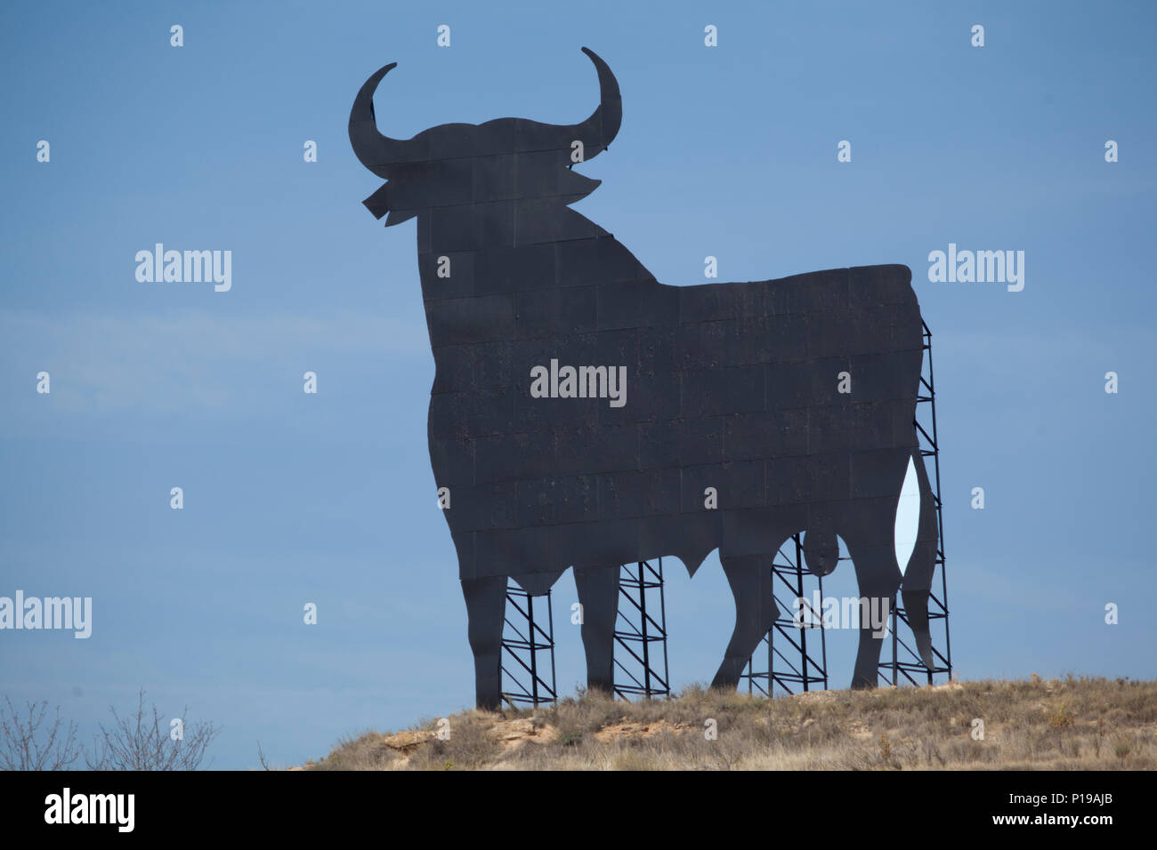 Statue der schwarzen Stier auf Bergrücken oberhalb der Weinberge im Bereich Briones in der Region La Rioja, Spanien. Stockfoto