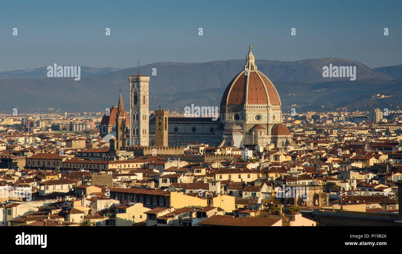 Florenz, Italien - 24. März 2018: Morgenlicht leuchtet das Stadtbild von Florenz, darunter das historische Wahrzeichen der Duomo Kathedrale. Stockfoto