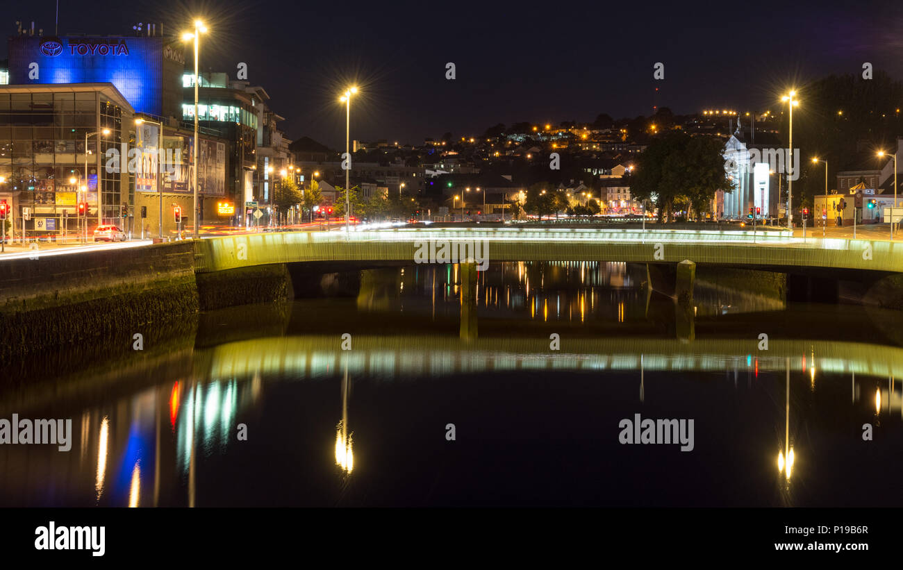 Cork, Irland - 15. September 2016: Verkehr durchquert der Fluss Lee Griffith North Channel auf der Brücke im Zentrum von Cork. Stockfoto