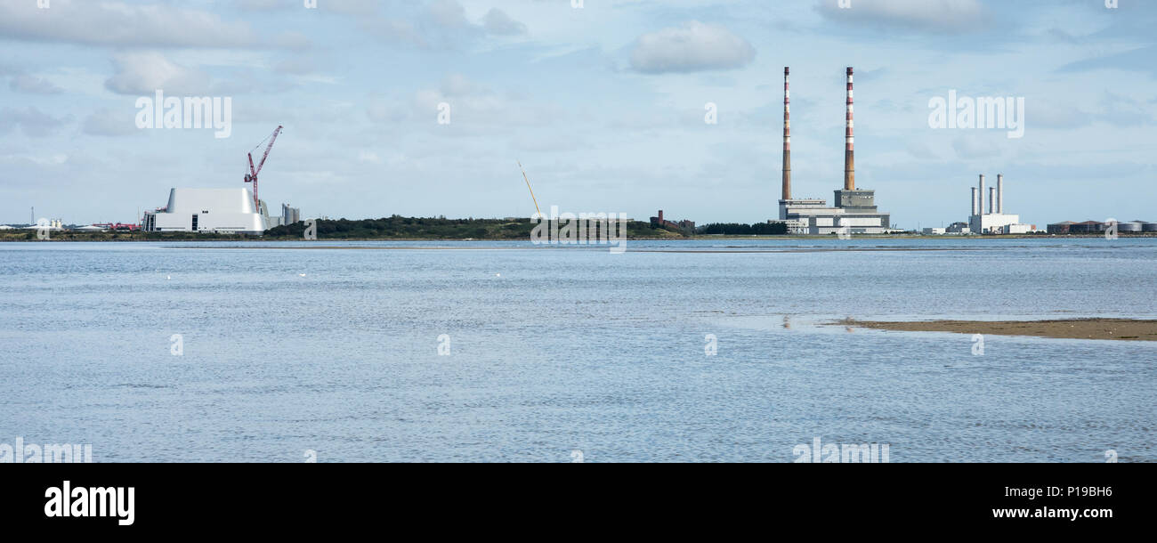 Die neuen Dublin Waste to Energy (DWTE) Anlagen im Bau auf der Halbinsel Poolbeg, Dublin Port, neben dem Wahrzeichen twin Schornsteine von POOLBEG P Stockfoto