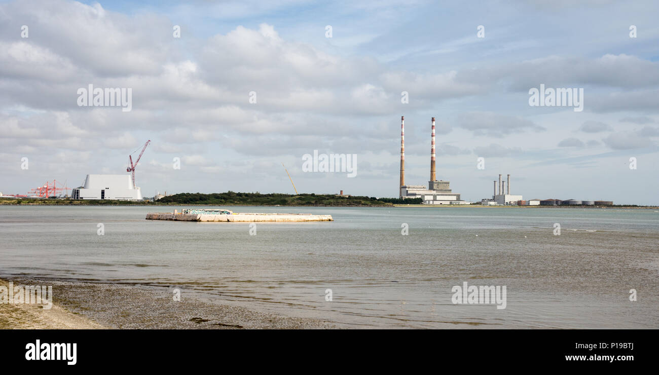 Die neuen Dublin Waste to Energy (DWTE) Anlagen im Bau auf der Halbinsel Poolbeg, Dublin Port, neben dem Wahrzeichen twin Schornsteine von POOLBEG P Stockfoto