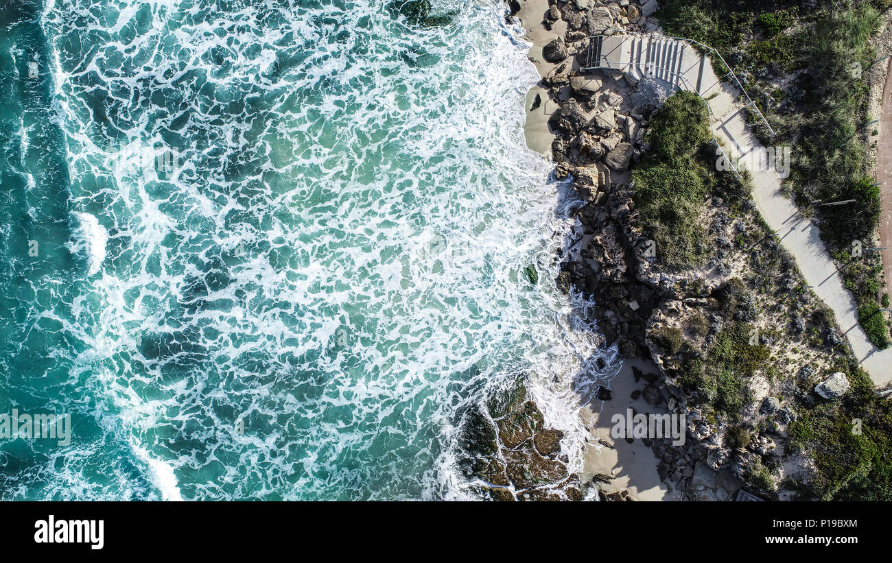 Luftaufnahme Ocean Surf Meer Wasser waschen auf sandigen Küste mit Treppe zum Strand Stockfoto