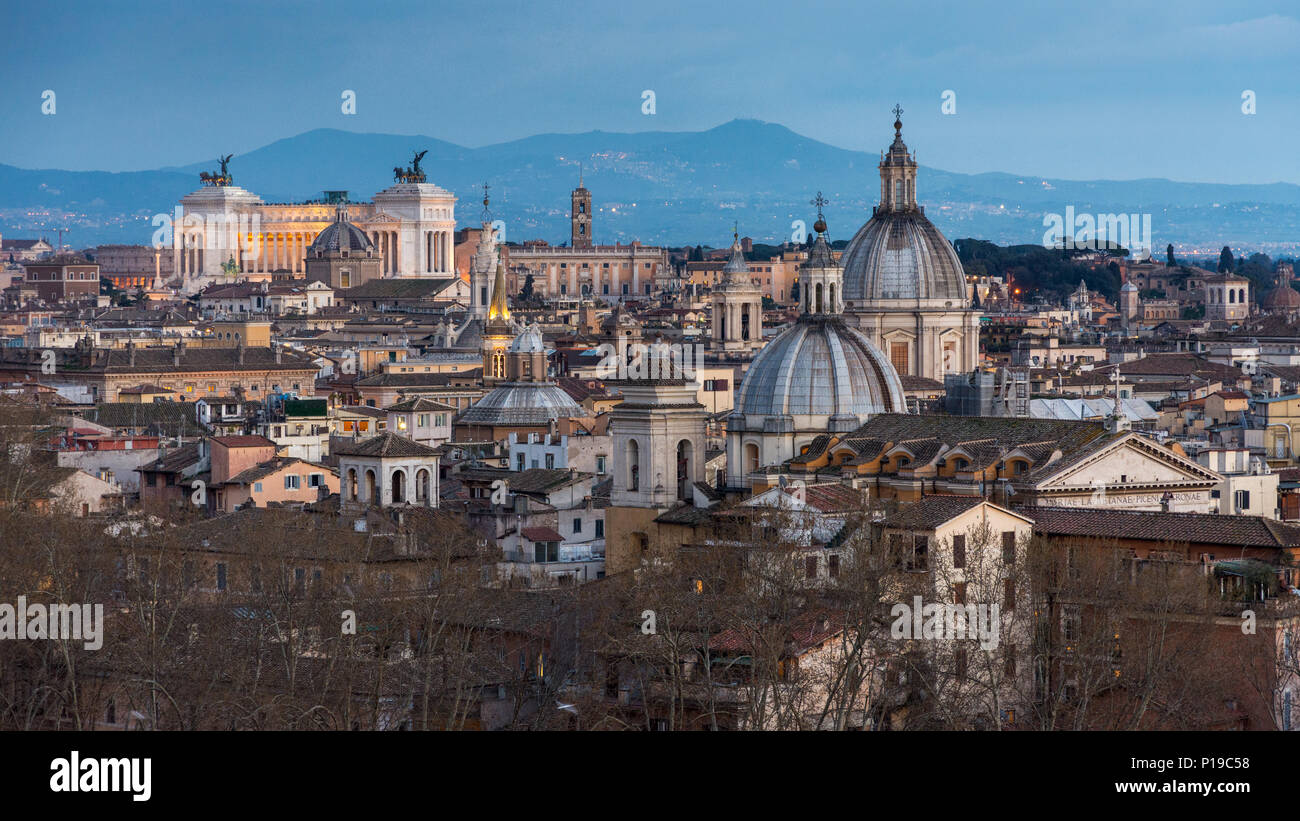 Rom, Italien, 24. März 2018: Kirche Kuppeln und die Altare della Patria steigen über das Stadtbild von Rom, mit den Albaner Bergen eine beeindruckende Kulisse. Stockfoto