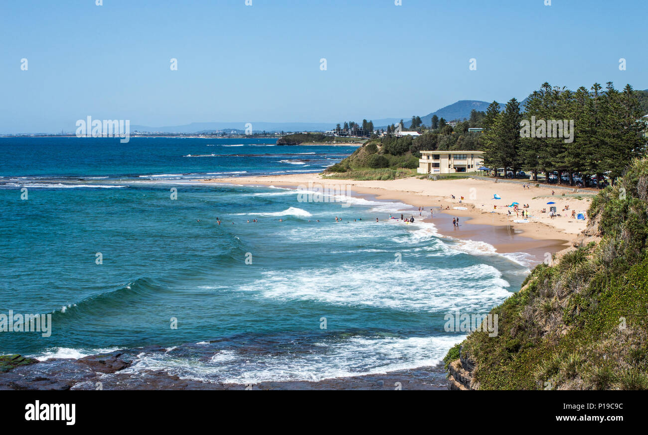 Rollende Brandung Wellen auf coledale Strand, New South Wales Australien Stockfoto